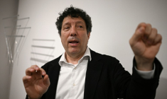 L'artiste vénézuélien Elias Crespin s'adresse aux médias lors du vernissage de son exposition "Continuum" à la galerie d'art Hacienda La Trinidad à Caracas, le 28 mai 2025 au Venezuela ( AFP / Federico PARRA )