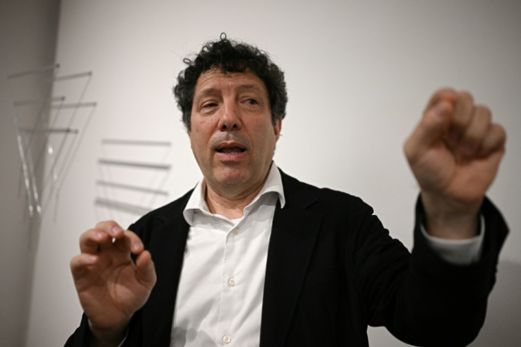 L'artiste vénézuélien Elias Crespin s'adresse aux médias lors du vernissage de son exposition "Continuum" à la galerie d'art Hacienda La Trinidad à Caracas, le 28 mai 2025 au Venezuela ( AFP / Federico PARRA )