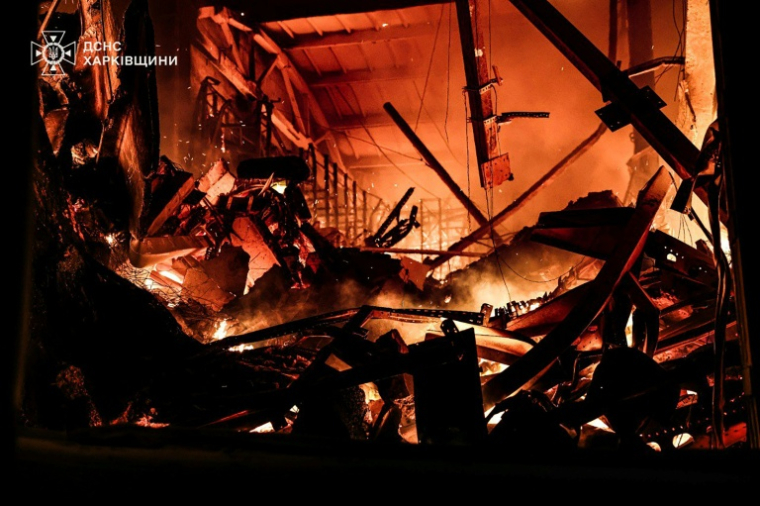 Photo diffusée par le service de presse du service d'urgence de l'État ukrainien, le 26 mai 2025, montrant un incendie dans l'infrastructure d'une entreprise privée après une frappe russe dans la région de Kharkiv ( Service de presse du service d'urgence de l'État ukrainien / Handout )