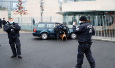UNE VOITURE PERCUTE LA GRILLE D'ENTRÉE DE LA CHANCELLERIE ALLEMANDE À BERLIN