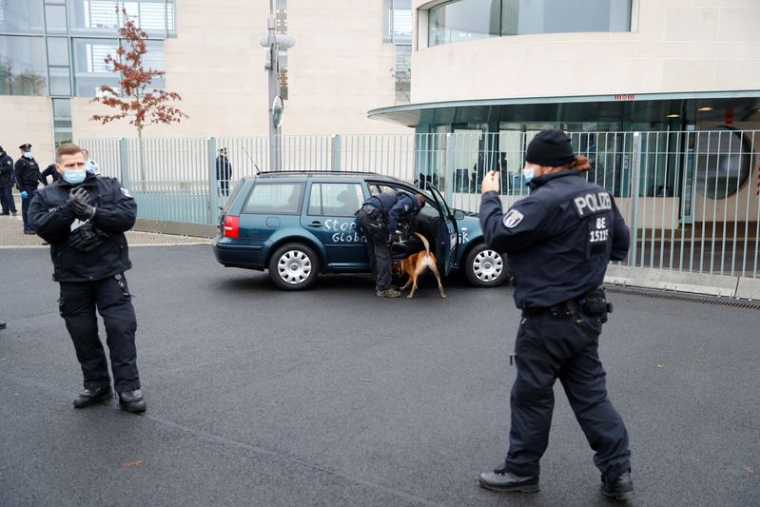 UNE VOITURE PERCUTE LA GRILLE D'ENTRÉE DE LA CHANCELLERIE ALLEMANDE À BERLIN
