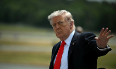 Le président américain Donald Trump à son arrivée à l'aéroport d'Ocala, en Floride, le 1er mai 2026 ( AFP / Jim WATSON )