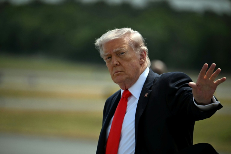 Le président américain Donald Trump à son arrivée à l'aéroport d'Ocala, en Floride, le 1er mai 2026 ( AFP / Jim WATSON )