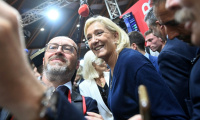 La cheffe de file du Rassemblement nationale, Marine Le Pen, fait un selfie avec un exposant lors du congrès des sapeurs-pompiers au Mans, le 10 octobre 2025 dans la Sarthe ( AFP / JEAN-FRANCOIS MONIER )