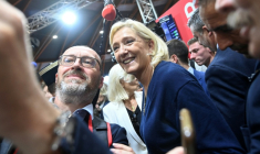 La cheffe de file du Rassemblement nationale, Marine Le Pen, fait un selfie avec un exposant lors du congrès des sapeurs-pompiers au Mans, le 10 octobre 2025 dans la Sarthe ( AFP / JEAN-FRANCOIS MONIER )