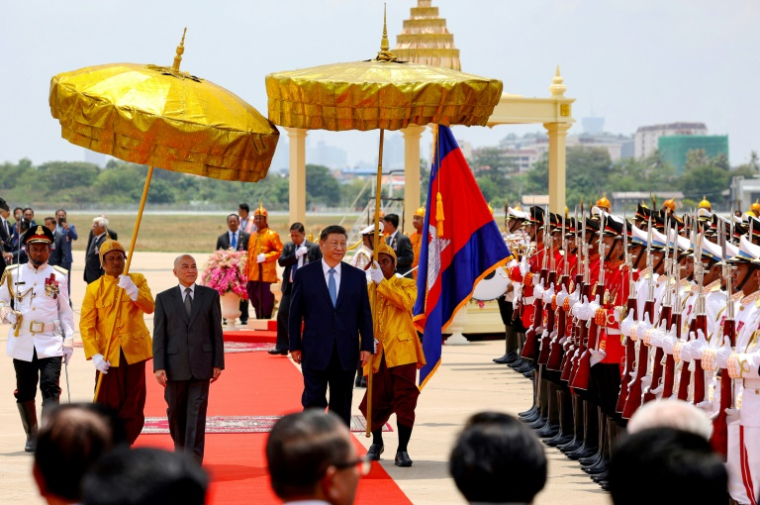 Le président chinois Xi Jinping (à droite) est accueilli jeudi à son arrivée à Phnom Penh par le roi du Cambodge Norodom Sihamoni (à gauche), le 17 avril 2025 ( POOL / STR )
