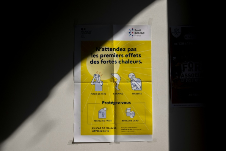 Une affiche des autorités sanitaires avertissant des effets des fortes chaleurs, placardée dans le hall de la mairie de Noisy-le-Sec, près de Paris, le 14 août 2025 ( AFP / Martin LELIEVRE )