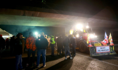 Des agriculteurs manifestent sur l'autroute A63 à Cestas (Gironde) le 14 décembre 2025 ( AFP / ROMAIN PERROCHEAU )