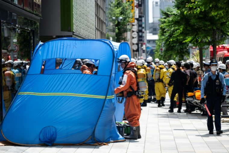 Devant un centre commercial de Tokyo où un homme a pulvérisé une substance, le 25 mai 2026 ( AFP / Andrew CABALLERO-REYNOLDS )