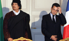 Nicolas Sarkozy et Mouammar Kadhafi, à Paris, en décembre 2007 ( POOL / PATRICK KOVARIK )