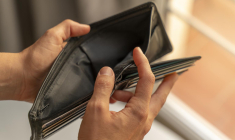 Pour les Français continuant à privilégier les livrets réglementés, la baisse de rémunération est un signal d’alerte: leur capital est protégé mais valorisé faiblement, voire grignoté par l’inflation. ( crédit photo : Getty Images )