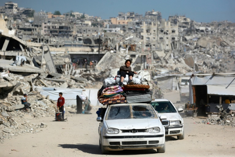 Des Palestiniens fuient la ville de Gaza, au milieu des destructions, le 16 mai 2025 ( AFP / Bashar TALEB )