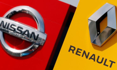 Les logos des constructeurs automobiles Renault et Nissan sont visibles devant les concessionnaires des entreprises à Reims