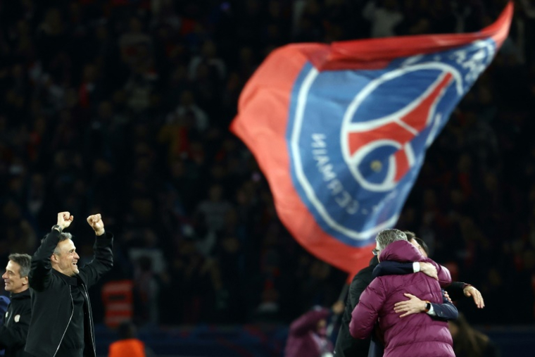 L'entraîneur espagnol du Paris Saint-Germain, Luis Enrique (g.), célèbre la victoire de son équipe 2-1 face à Arsenal en demi-finale retour de la Ligue des champions, le 7 mai 2025 au Parc des Princes ( AFP / FRANCK FIFE )