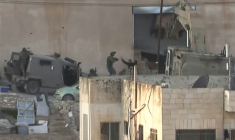 Image tirée d'une vidéo d'AFPTV, le 27 novembre 2025, montrant l'un des deux Palestiniens levant les mains apparemment en signe de reddition devant les forces israéliennes, quelques instants avant d'être abattu par des soldats lors d'une opération militaire à Jénine, en Cisjordanie occupée ( AFPTV / STRINGER )