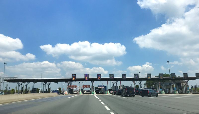 Une station de péage sur l'autoroute A2 près de Valenciennes