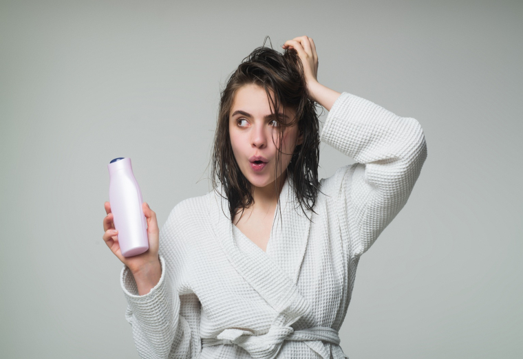 L&rsquo;omnipr&eacute;sence des poly&eacute;thyl&egrave;nes glycols dans de nombreux produits du quotidiens, notamment les cosm&eacute;tiques et les gels douches, pose des questions sanitaires et environnementales. (cr&eacute;dit: Adobe Stock)