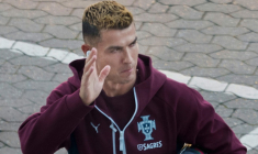 Avant finalement de quitter le rassemblement de sa sélection, la star du Portugal Cristiano Ronaldo était arrivé à l'entraînement en saluant les supporters, le 30 septembre 2026 ( Ritzau Scanpix / Liselotte Sabroe )