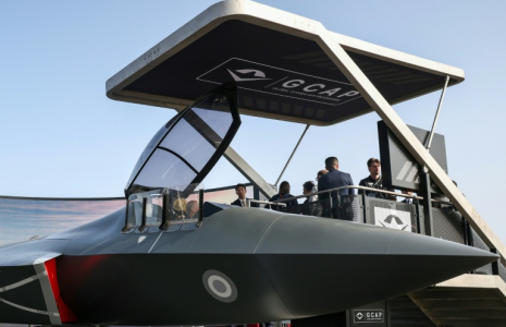 Maquette du futur avion de combat du programme atalo-britannico-japonais GCAP présenté au salon de Farnborough, près de Londres, le 21 juillet 2026 ( AFP / Toby Shepheard )