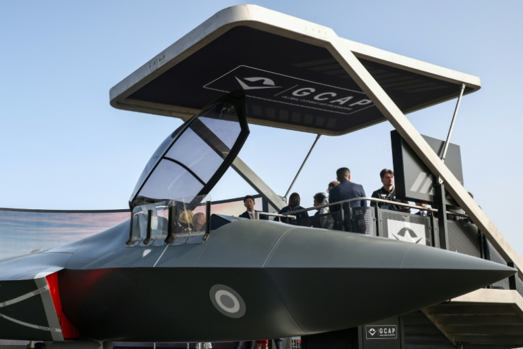 Maquette du futur avion de combat du programme atalo-britannico-japonais GCAP présenté au salon de Farnborough, près de Londres, le 21 juillet 2026 ( AFP / Toby Shepheard )