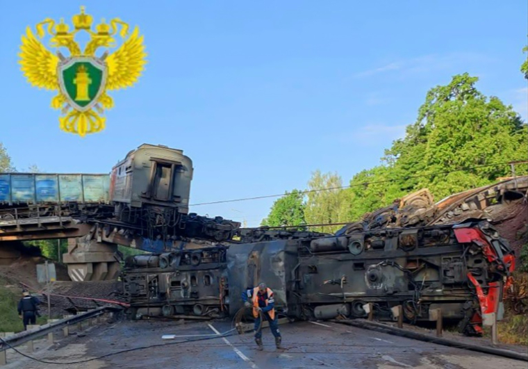 Photo publiée par le parquet des transports interrégionaux de Moscou, le 1er juin 2025, montrant des opérations de secours sur le site de l'effondrement d'un pont ferroviaire dans la région de Koursk ( Parquet des transports interrégionaux de Moscou / Handout )