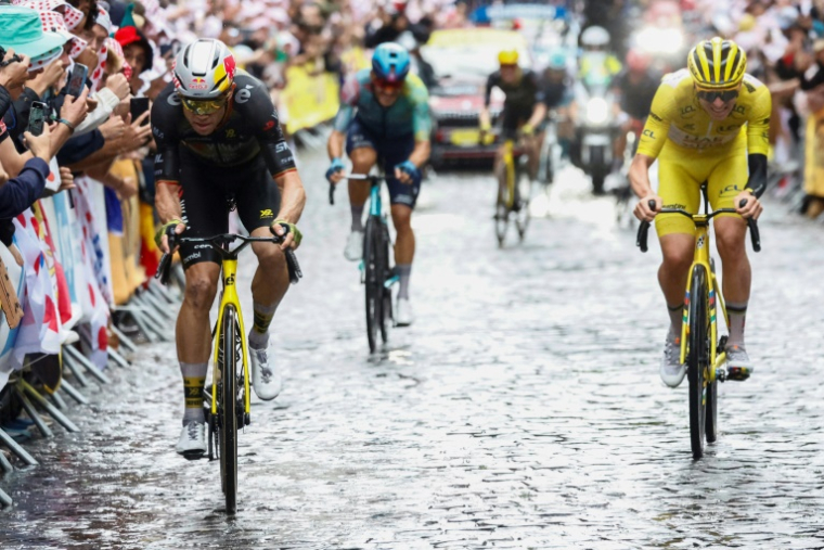 Le Belge Wout Van Aert attaque le Slovène Tadej Pogacar dans la rue Lepic, lors de la dernière étape du Tour de France, à Paris, le 27 juillet 2025 ( POOL / Etienne GARNIER )