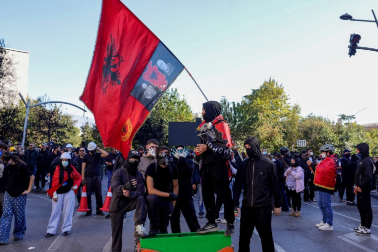 Des manifestants à Tirana le 19 octobre 2026, au 7e jour de contestation contre les conditions dans les universités et pour réclamer la démission du Premier ministre albanais ( AFP / Adnan Beci )