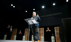 L'auteur américain Jon Lee Anderson, président du jury de la 32e édition du Prix Bayeux, à Bayeux (Calvados), le 11 octobre 2025 ( AFP / Lou BENOIST )