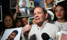 La figure de l'opposition au Venezuela Juan Pablo Guanipa s'adresse aux médias après sa libération de la prison Helicoide à Caracas, le 8 février 2026 ( AFP / Pedro MATTEY )