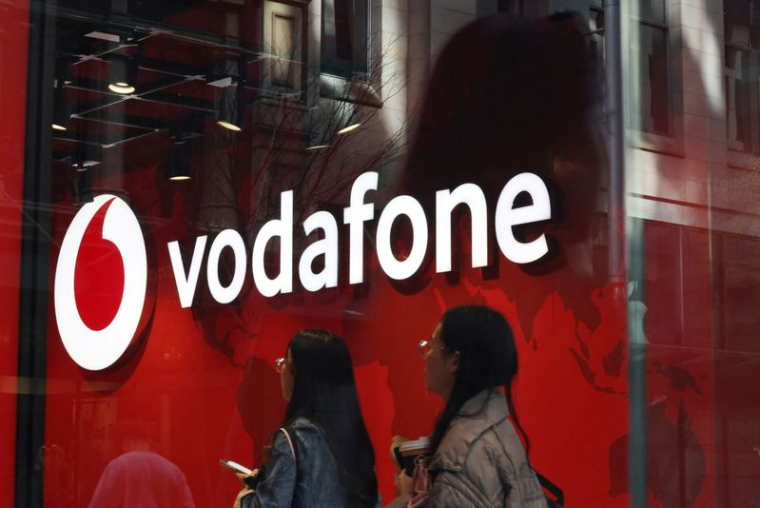 Des personnes entrent dans une boutique Vodafone à Sydney.