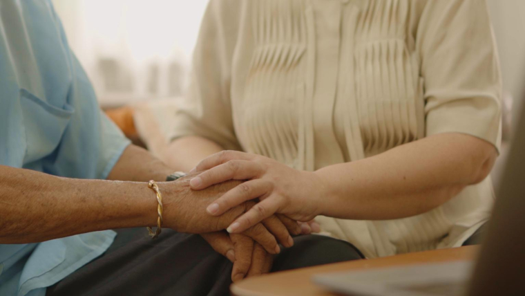 Financer l’Ehpad d’un parent dépendant sans sacrifier l’héritage est possible en combinant aides publiques, assurance-vie, immobilier et solidarité familiale. ( crédit photo : Getty Images )