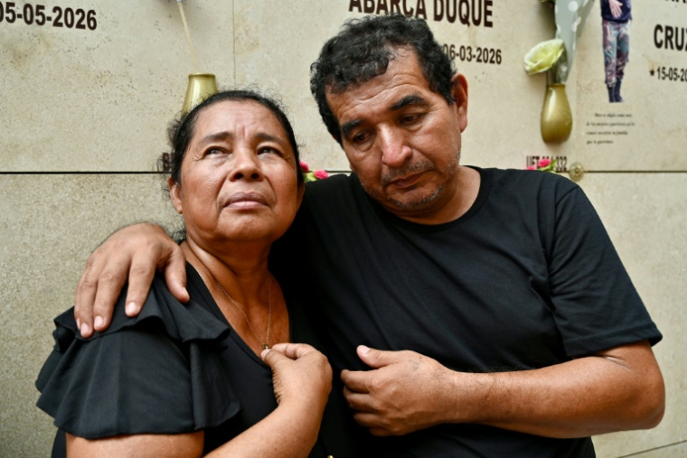 Monica Franco et Patricio Ledesma, parents de Bryan Ledesma, se recueillent devant la tombe de leur fils à Milagro, dans la province de Guayas, en Equateur le 23 mai 2026 ( AFP / Marcos PIN )