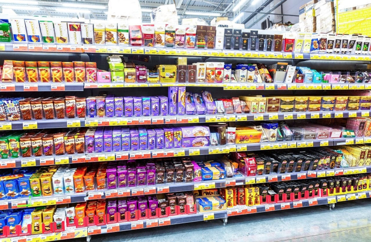 (Crédits photo : Adobe Stock - rayon alimentation dans un supermarché)