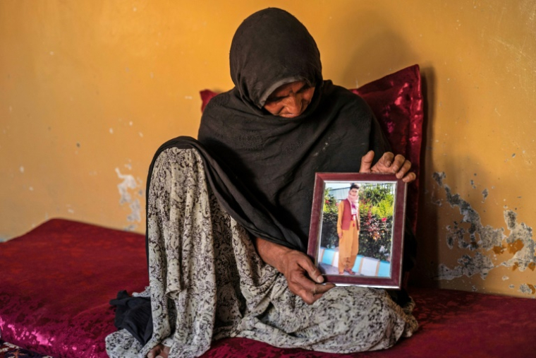 Photo prise le 1er juin 2025 à Kaboul de Zar Bibi, la mère de Shafiullah Hotak, mort après être tombé d'un avion C-17 de l'armée de l'air américaine lors des opérations d'évacuation de Kaboul reprise par les talibans ( AFP / Wakil KOHSAR )