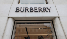 Un logo Burberry affiché à l'extérieur de son magasin sur New Bond Street à Londres, Royaume-Uni