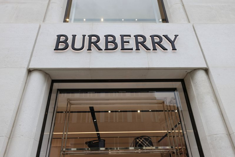 Un logo Burberry affiché à l'extérieur de son magasin sur New Bond Street à Londres, Royaume-Uni