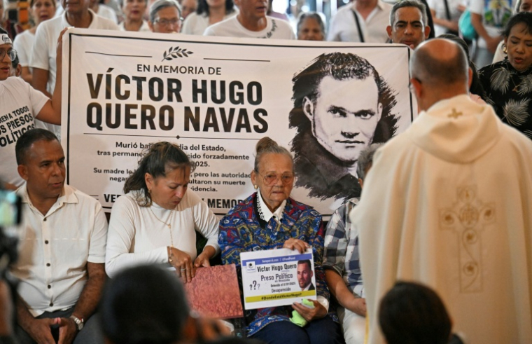 Carmen Navas (3e g), la mère du défunt prisonnier politique Victor Quero Navas, assiste à une messe en son honneur à Caracas, le 15 mai 2026 au Venezuela ( AFP / Juan BARRETO )