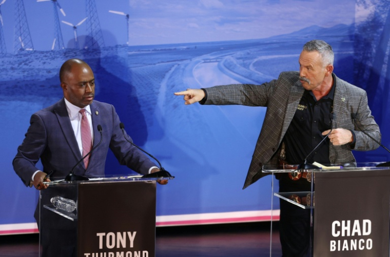 Chad Bianco (droite), candidat républicain au poste de gouverneur de Californie, pointe du doigt son adversaire démocrate Tony Thurmond, lors d'un débat télévisé sur CBS, le 28 avril 2026 ( AFP / Patrick T. Fallon )