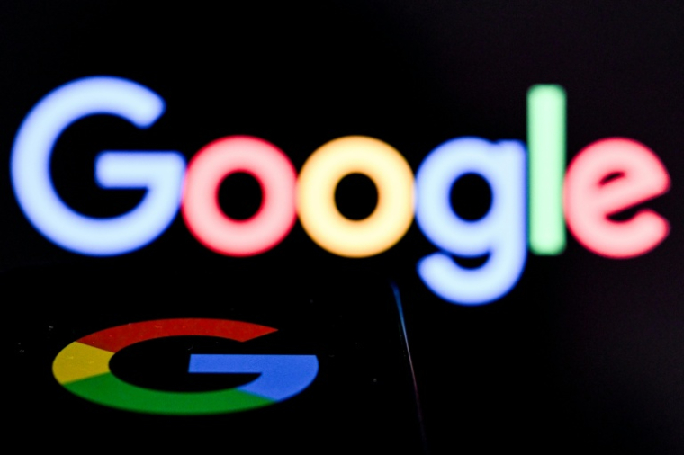 Google s'apprête à lancer en France ses résumés par IA, une fonctionnalié qui fait planer sur les médias une lourde menace de baisse de trafic ( AFP / Kirill KUDRYAVTSEV )