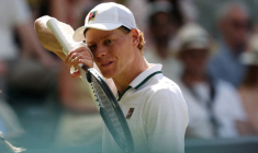 L'Italien Jannik Sinner réagit pendant sa finale contre l'Allemand Alexander Zverev, à Wimbledon