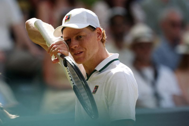 L'Italien Jannik Sinner réagit pendant sa finale contre l'Allemand Alexander Zverev, à Wimbledon
