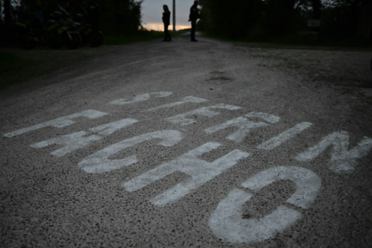 Des graffitis au sol lors d'une manifestation contre la tenue de la Nuit du bien commun, un gala de charité fondé par le milliardaire conservateur Pierre-Edouard Stérin, à Benon, en Charente-Maritime, le 24 septembre 2025 ( AFP / PHILIPPE LOPEZ )
