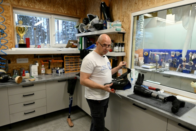 Le directeur de l'atelier de prothèses, Mikhaïl Moskovtsev, lors d'un entretien avec l'AFP dans la région de Léningrad, le 22 janvier 2026 en Russie ( AFP / Olga MALTSEVA )