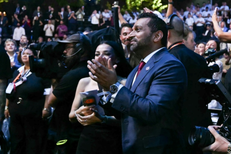 Le directeur du FBI, Kash Patel, applaudit à la fin de l'événement d'arts martiaux mixtes UFC Freedom 250 sur la pelouse sud de la Maison Blanche, le 15 juin 2026 à Washington ( AFP / Kent NISHIMURA )