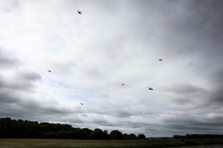 Thales fait voler un essaim de drones à Brétigny-sur-Orge, près de Paris, le 27 mai 2025 ( AFP / Thibaud MORITZ )