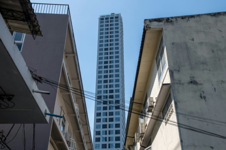 Un condominium derrière des immeubles résidentiels plus anciens de faible hauteur à Bangkok en Thaïlande, le 4 janvier 2023 ( AFP / Alex OGLE )