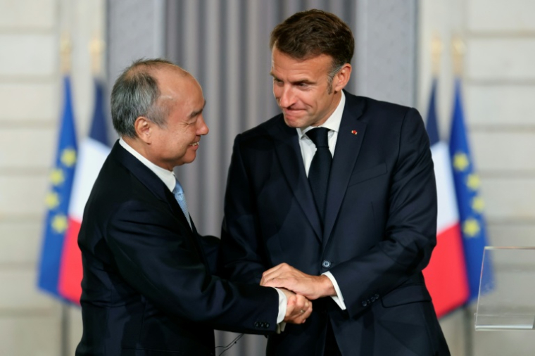 Le président de la République Emmanuel Macron, à droite et à sa gauche le patron de SoftBank, le Japonais Masayoshi Son, à Paris le 1er juin 2026 ( POOL / Ludovic MARIN )