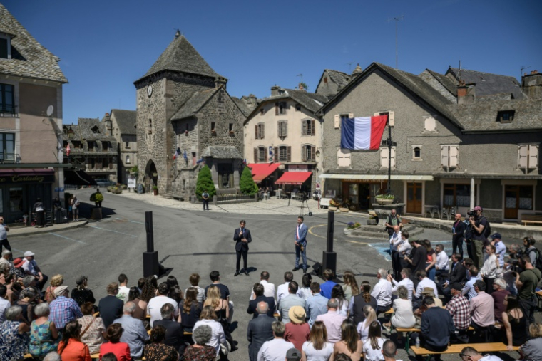 Le secrétaire général de Renaissance Gabriel Attal à Mur-de-Barrez dans l'Aveyron le 22 mai 2026 ( AFP / Ed JONES )