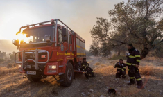 Un incendie brûle sur l'île de Rhodes