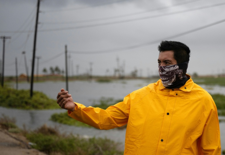 Un employé de la compagnie d’électricité mexicaine à Puerto San Carlos, au Mexique, avant l’arrivée de l’ouragan Polo, le 28 septembre 2026 ( AFP / Carl de Souza )